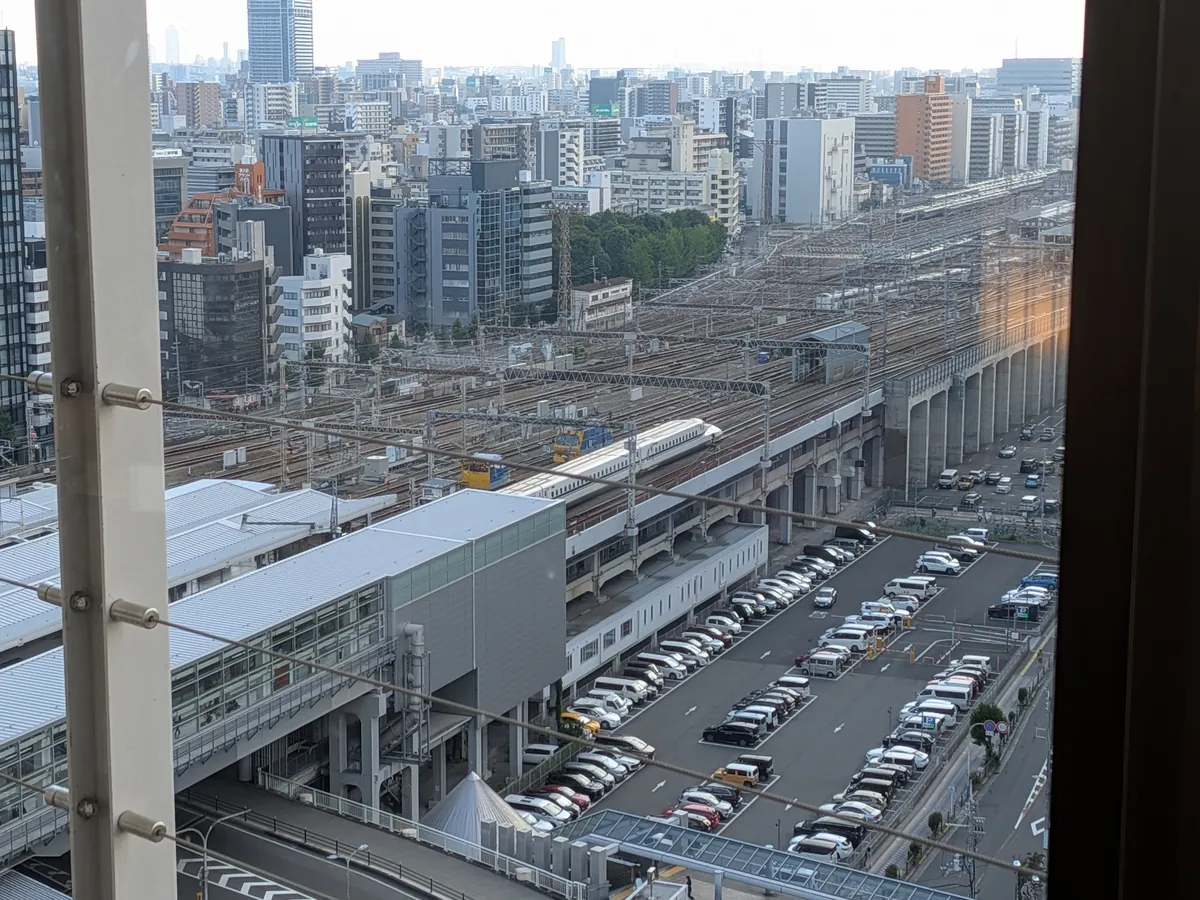 ラウンジ19階の窓から見下ろした新大阪駅の新幹線ホームと在来線の線路