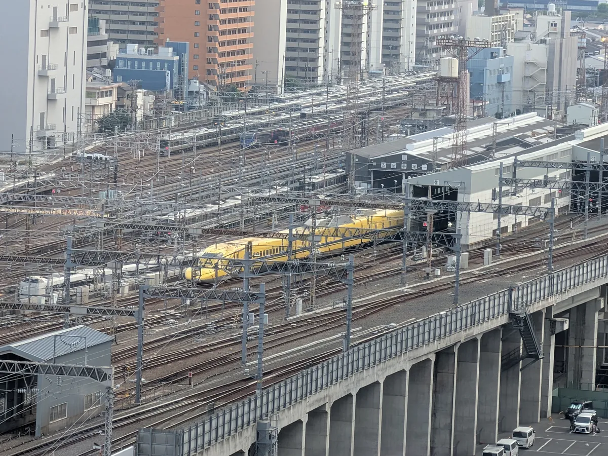 ラウンジの窓から見えたドクターイエロー。黄色い新幹線が線路を走る