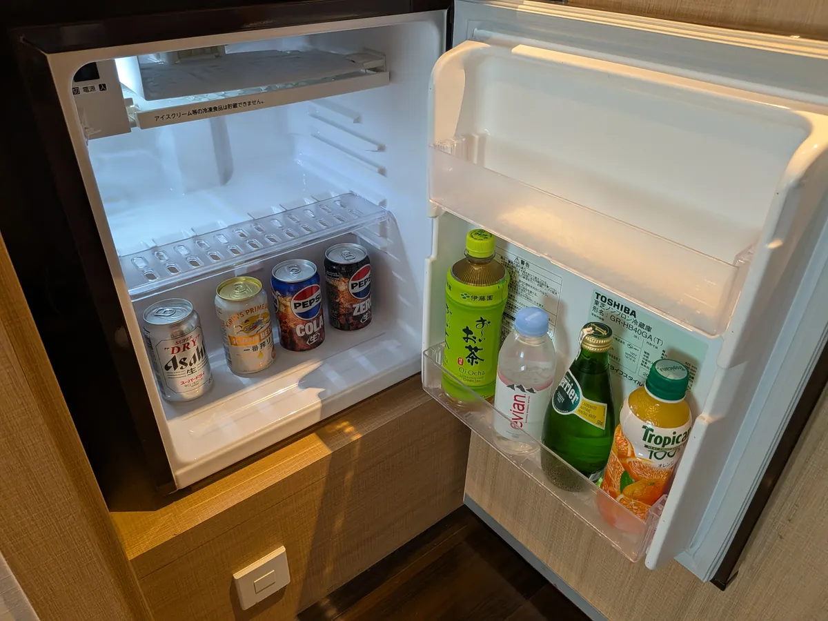 客室の冷蔵庫。緑茶やジュース、缶飲料が冷やされている