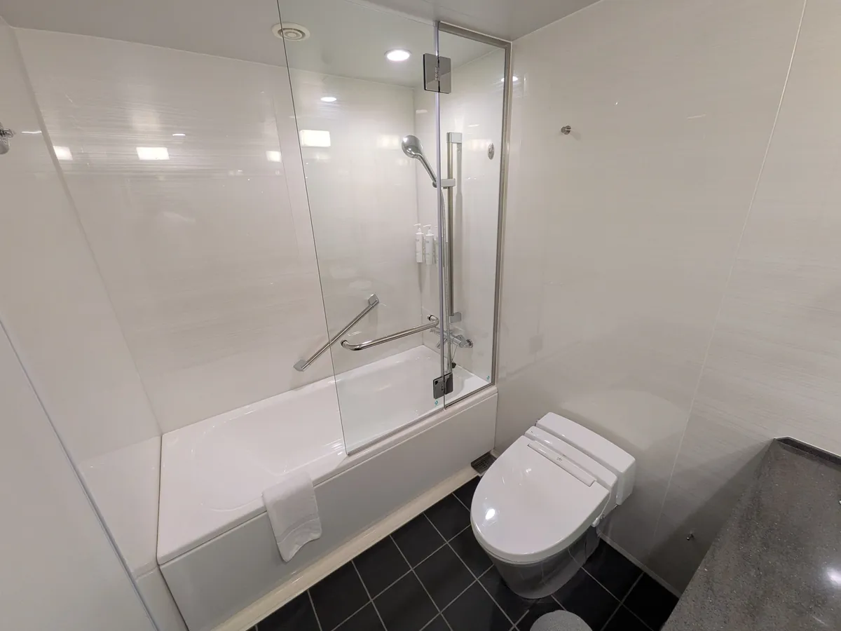 バスタブとトイレが同じ空間にあるユニット構成のバスルーム
