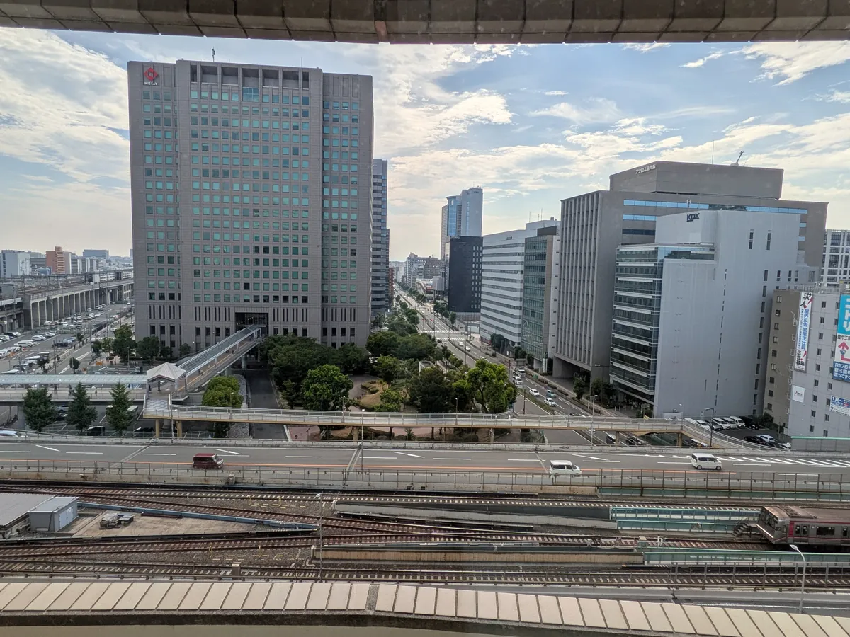 高層階の客室の窓から見た新大阪駅。新幹線と在来線の線路とビル群が広がる