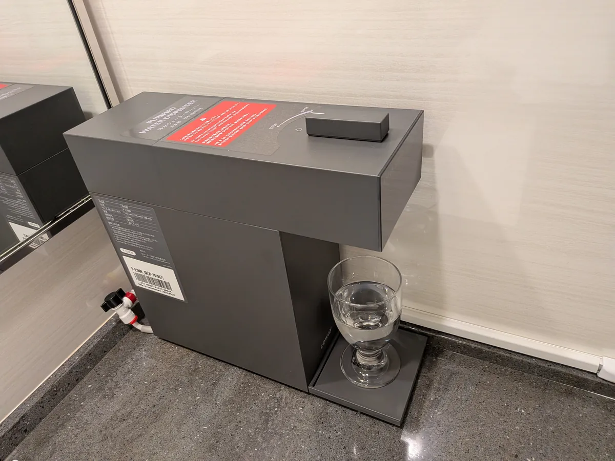 客室に備え付けられた浄水器。グラスが添えられている