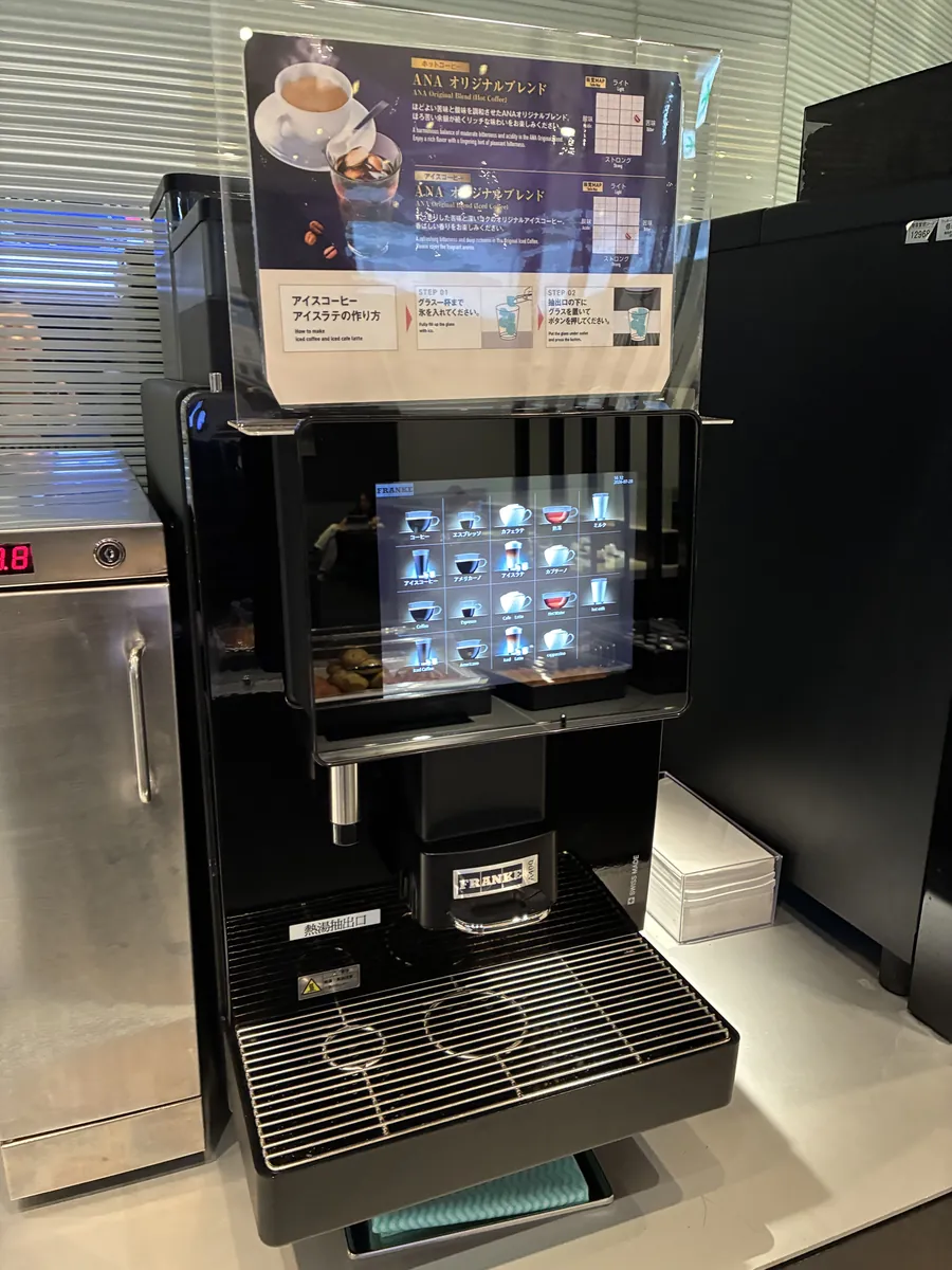 ANAオリジナルブレンドのコーヒーが楽しめるコーヒーマシン。アイスコーヒーの作り方も案内されている。