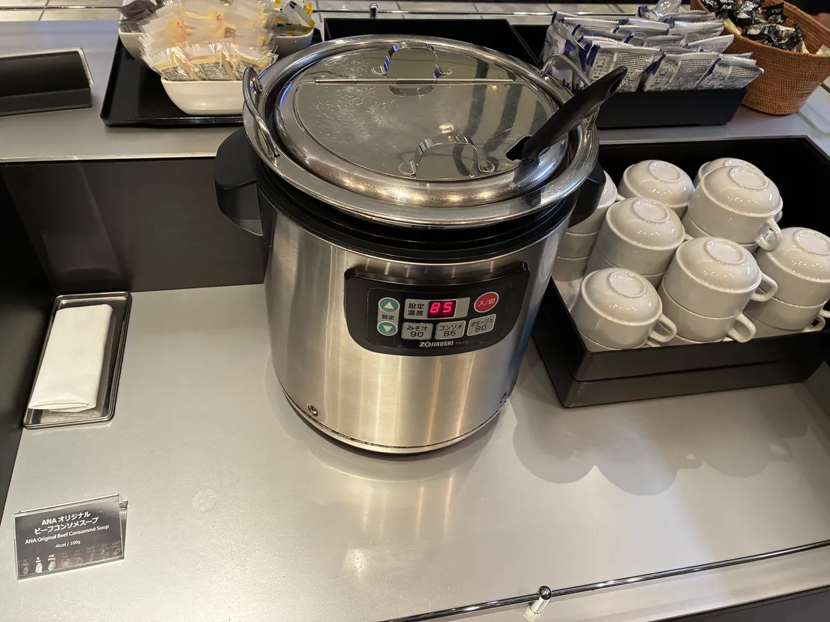 ANAオリジナルコンソメスープが提供されている保温器。温かいスープをカップに注いで楽しめる。