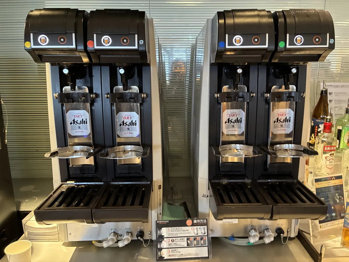 ラウンジのドリンクコーナーに設置されたビールサーバー。アサヒスーパードライが提供されている。