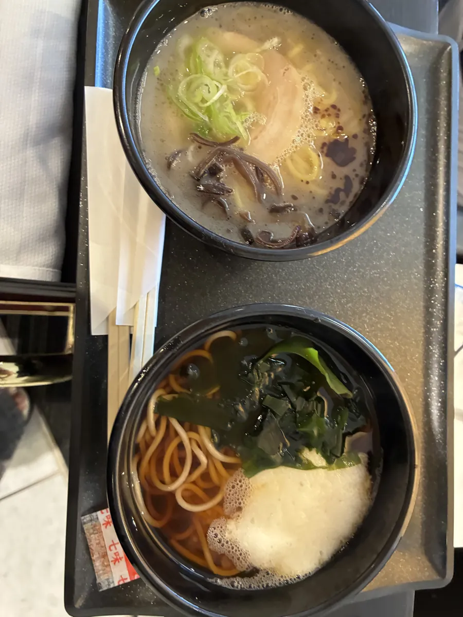 ヌードルバーで提供された、ラーメンと温かいそば。具材も盛り付けられている。
