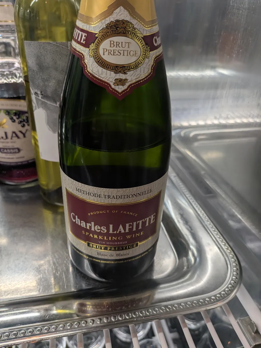 冷蔵庫内に冷やされた、フランス産のスパークリングワイン「Charles Lafitte Brut Prestige」のボトル。