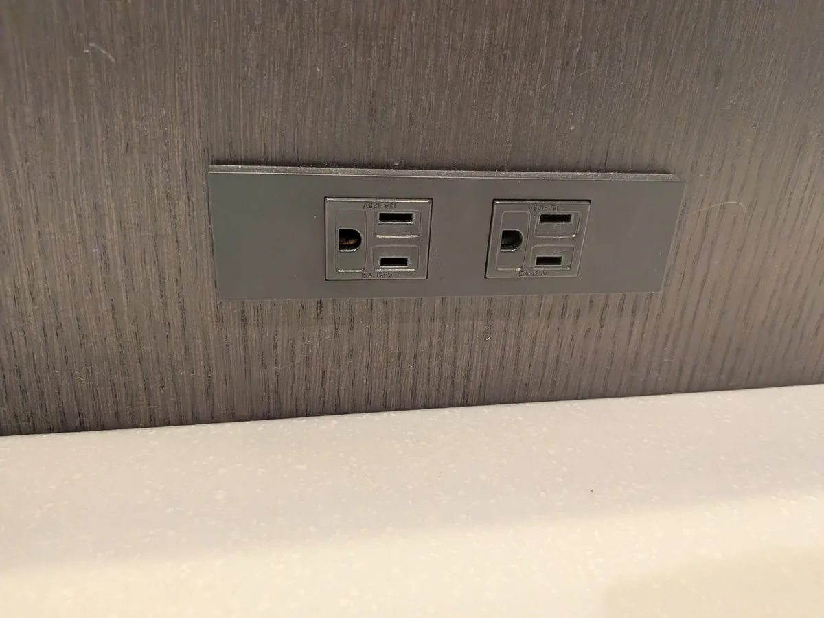 ラウンジの壁に設置された、2口の電源コンセント。