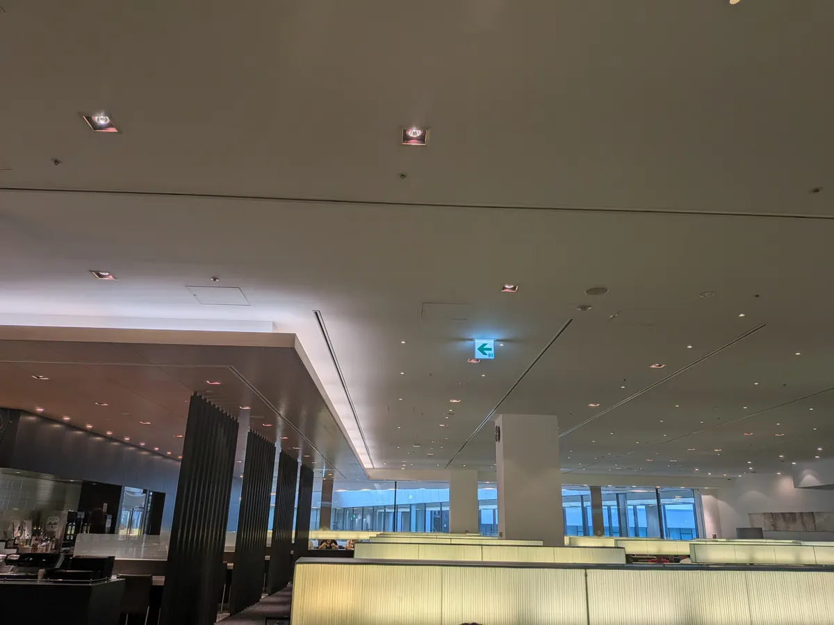 広々としたANA LOUNGEの内部。窓から外の景色が広がり、開放的な空間で利用者がくつろいでいる。