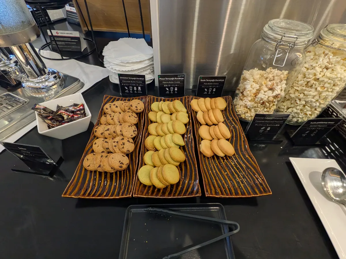 ビュッフェカウンターに並べられたデザート。数種類のクッキーと、瓶に入ったポップコーンが用意されており、自由に取れるようになっている。
