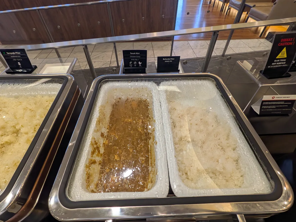 ビュッフェカウンターの温菜コーナー。チキンカレーとピラフがそれぞれ保温器に入っており、温かい状態で提供されている。