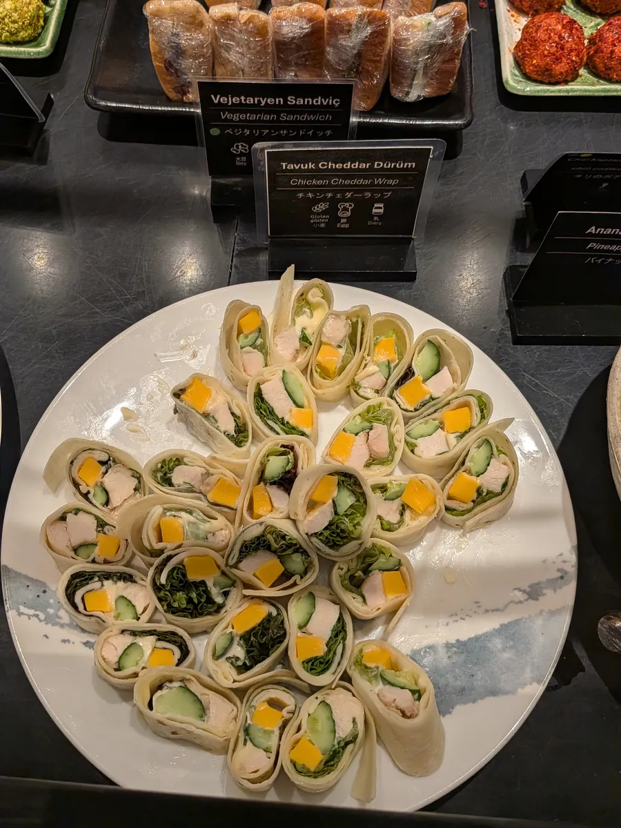 ビュッフェカウンターに並べられたチキンチェダーラップ。野菜とチキンが巻かれており、食べやすいサイズにカットされている。