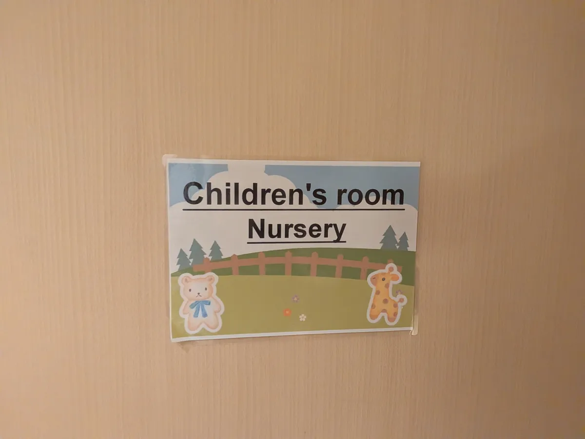 「Children's room Nursery」と書かれた子供部屋の案内板。クマとキリンのイラストが描かれている。