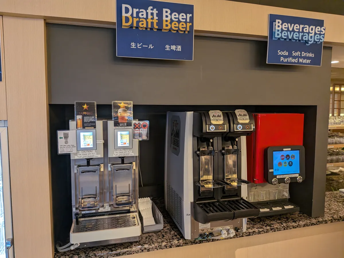 ラウンジのドリンクコーナー。生ビールサーバーとソフトドリンクディスペンサーが設置されている。