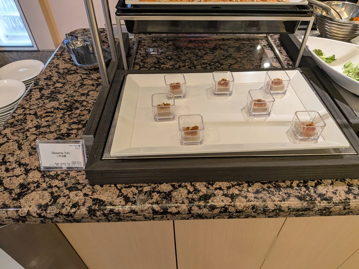小さな四角い器に盛り付けられたごま豆腐。和風の軽食として提供されている。