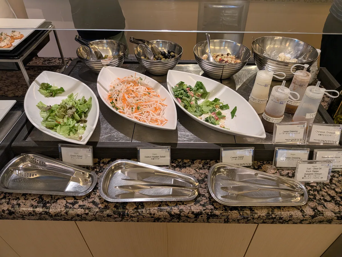 ラウンジのサラダバー。新鮮な葉物野菜や大根サラダ、様々なドレッシングが豊富に用意されている。