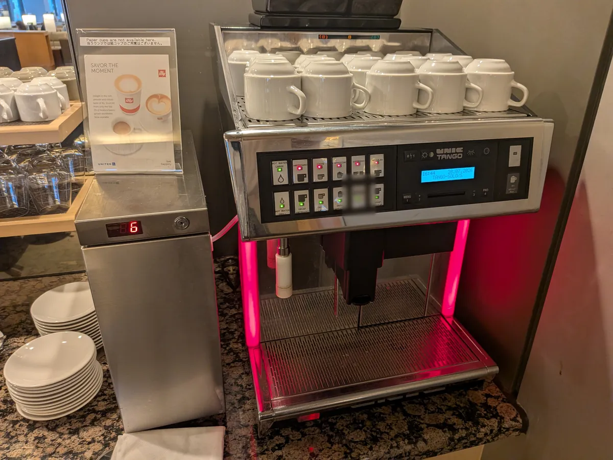 ラウンジのコーヒーマシン。白いカップが用意され、様々な種類のコーヒーが楽しめる。