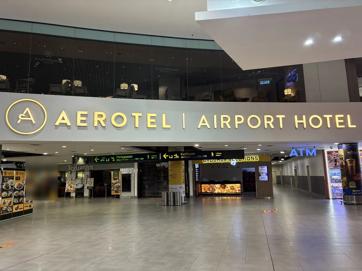 gateway@klia2の通路から見たAEROTEL AIRPORT HOTELの大きな看板