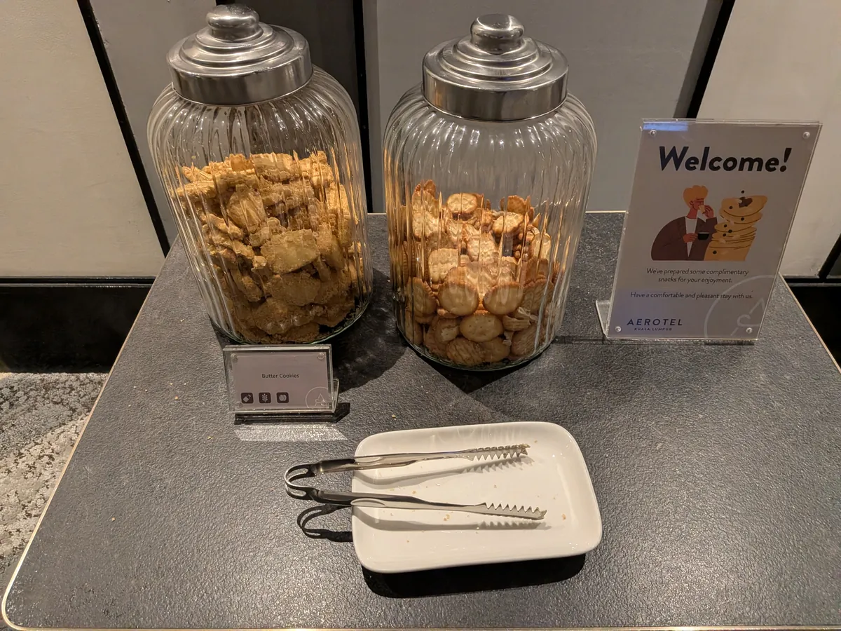 ロビーに置かれた無料のバタークッキー。ガラス瓶2つとAEROTELのWelcomeカード