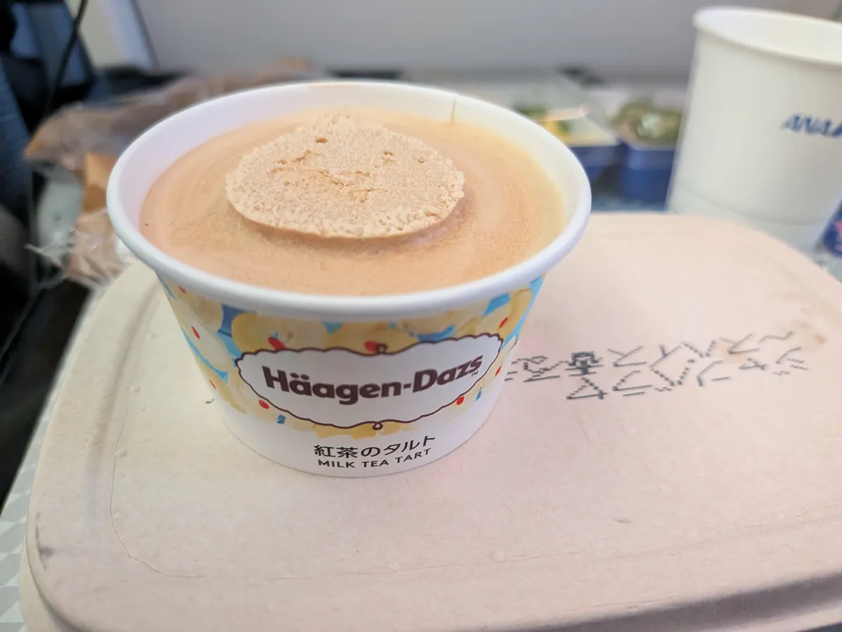 エコノミークラスで配られたハーゲンダッツのアイスクリーム。紅茶のタルト(MILK TEA TART)でタルト生地のクッキーがのっている