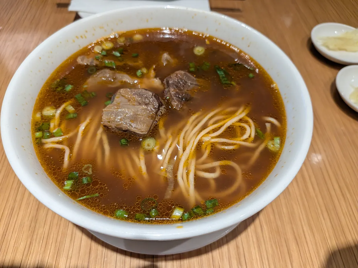 紅焼牛肉湯麺。赤みを帯びた澄んだスープに細めの麺と牛バラ肉の塊