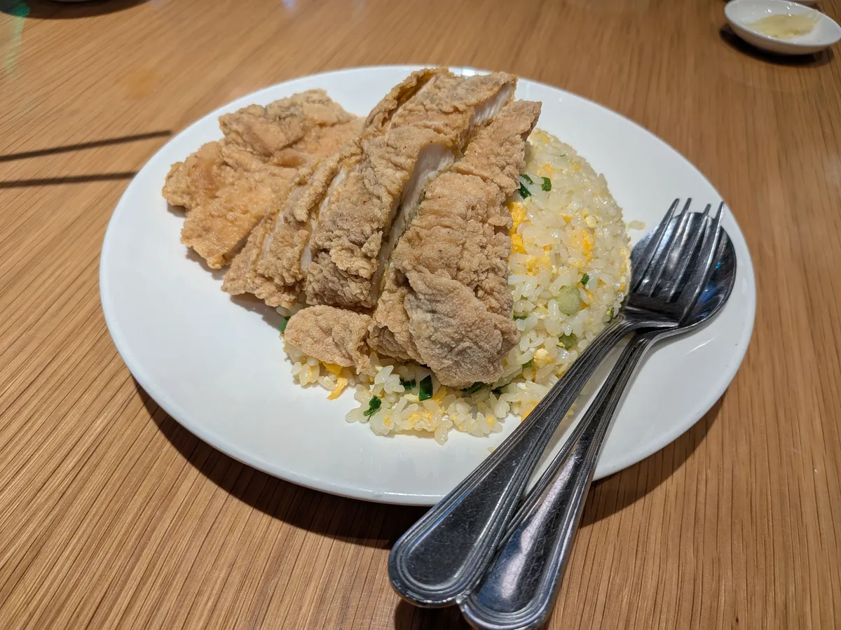 排骨蛋炒飯。カリッと揚げたチキンをスライスして玉子チャーハンの上に並べた一皿