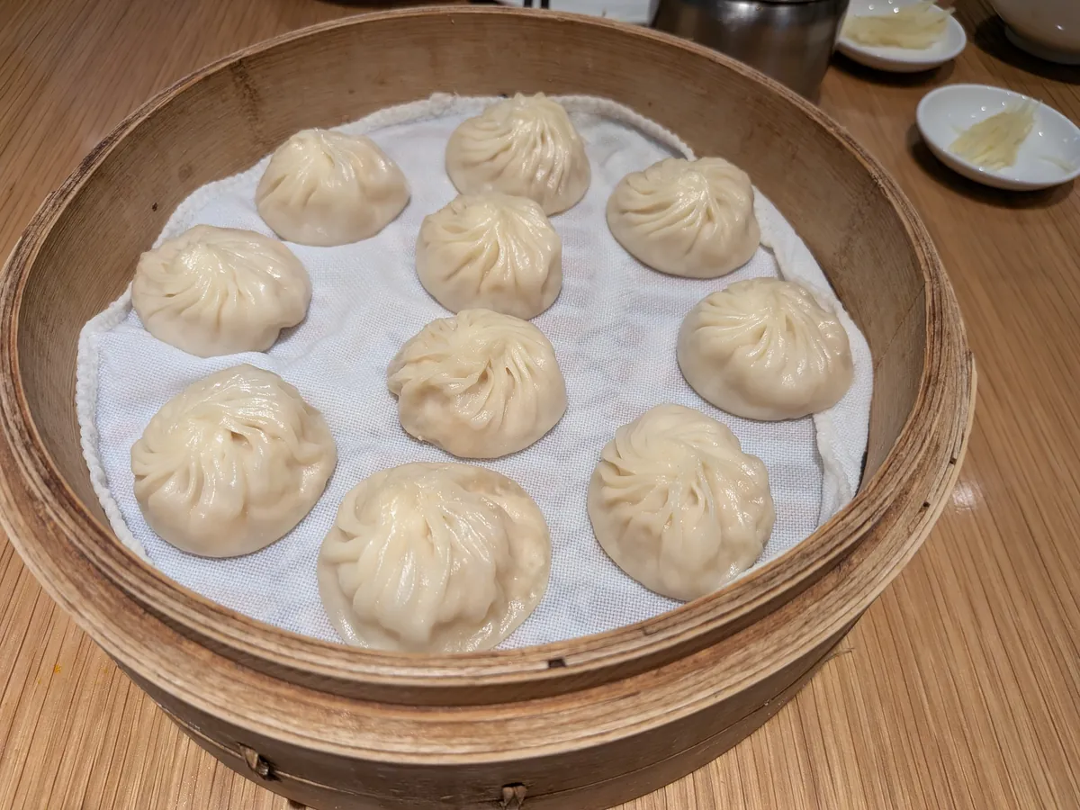 せいろに並んだ鶏肉小籠包10個。ひだのきれいに寄った白い皮