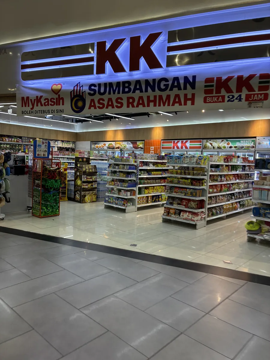 マレーシアのコンビニKK。看板に24時間営業を意味するBUKA 24 JAMの表示