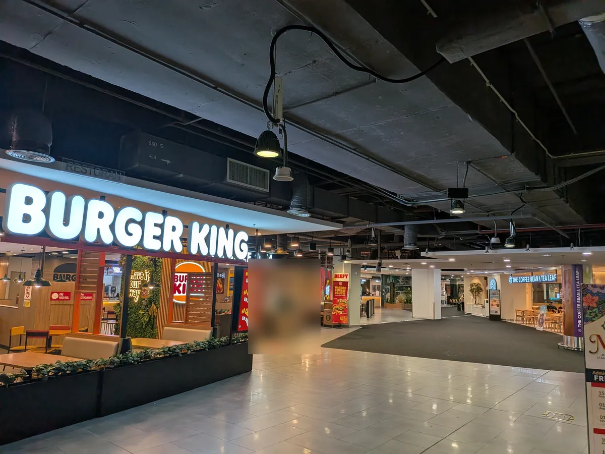 klia2のバーガーキング。手前に客席、奥にThe Coffee Bean & Tea Leafが見える