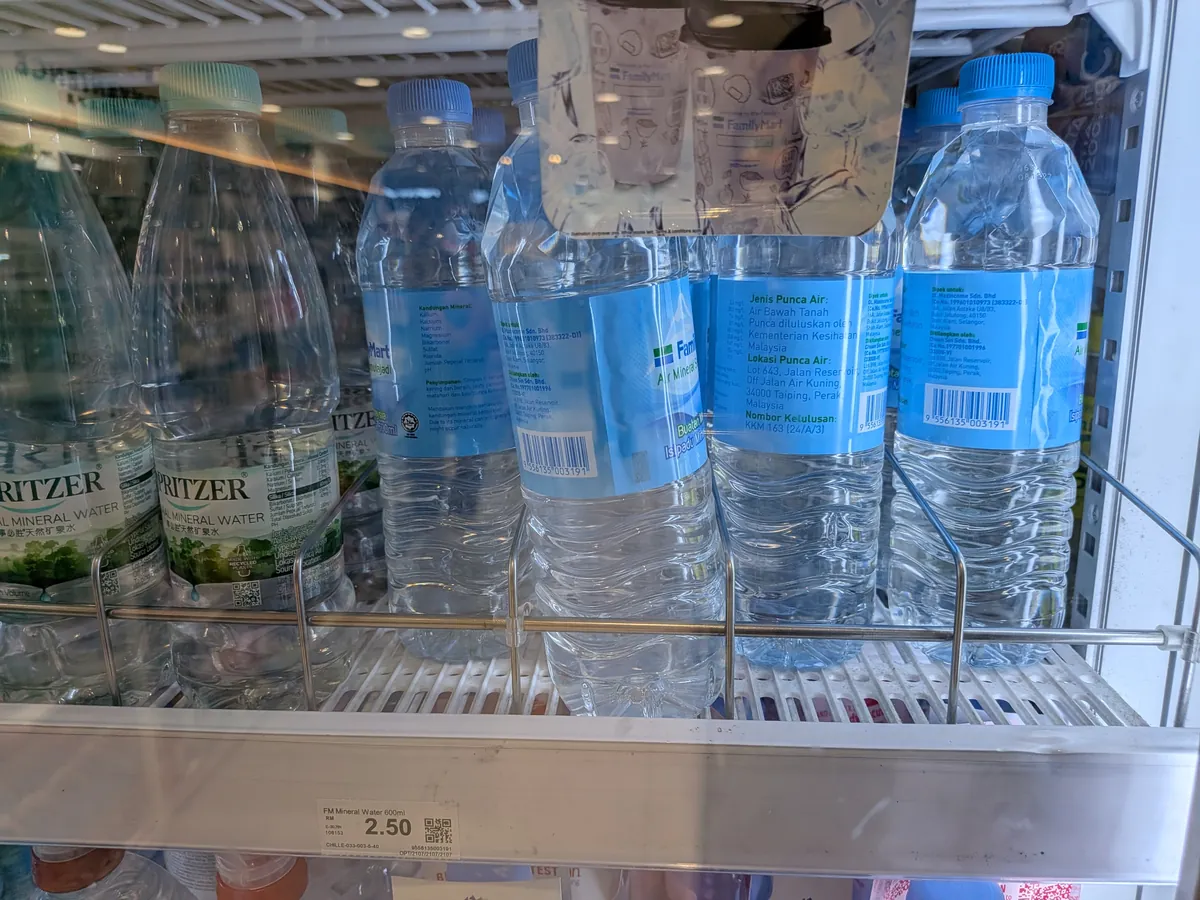 ファミリーマートの冷蔵ケースのミネラルウォーター。600mlがRM2.50の値札