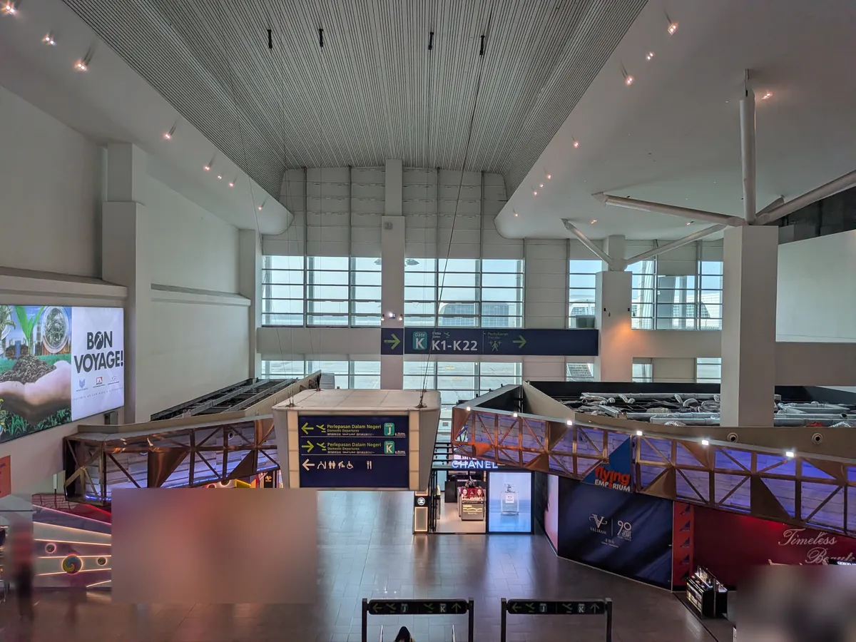 klia2の出発フロア。Gate K K1-K22と国内線出発の案内サインが吊り下がる