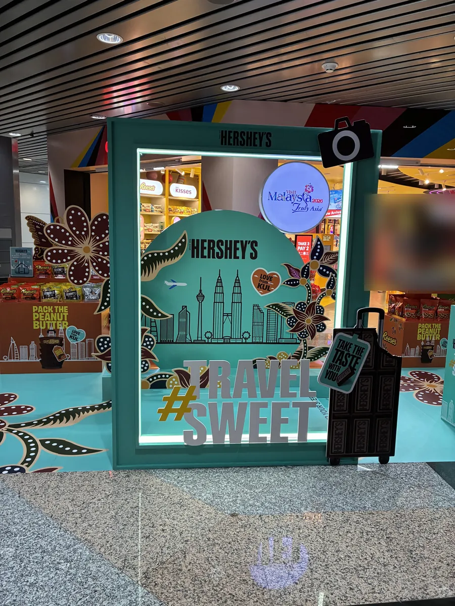 HERSHEY'Sの撮影スポット「TRAVEL #SWEET」。ペトロナスツインタワーとKLタワーのイラストに「LOVE from KUL」の文字