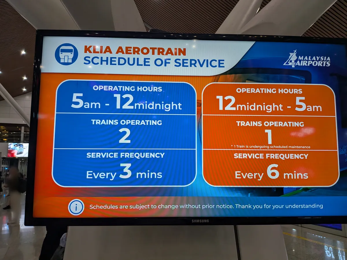 KLIA Aerotrainの運行案内モニター。5時〜24時は2編成で約3分間隔、24時〜5時は1編成で約6分間隔と表示