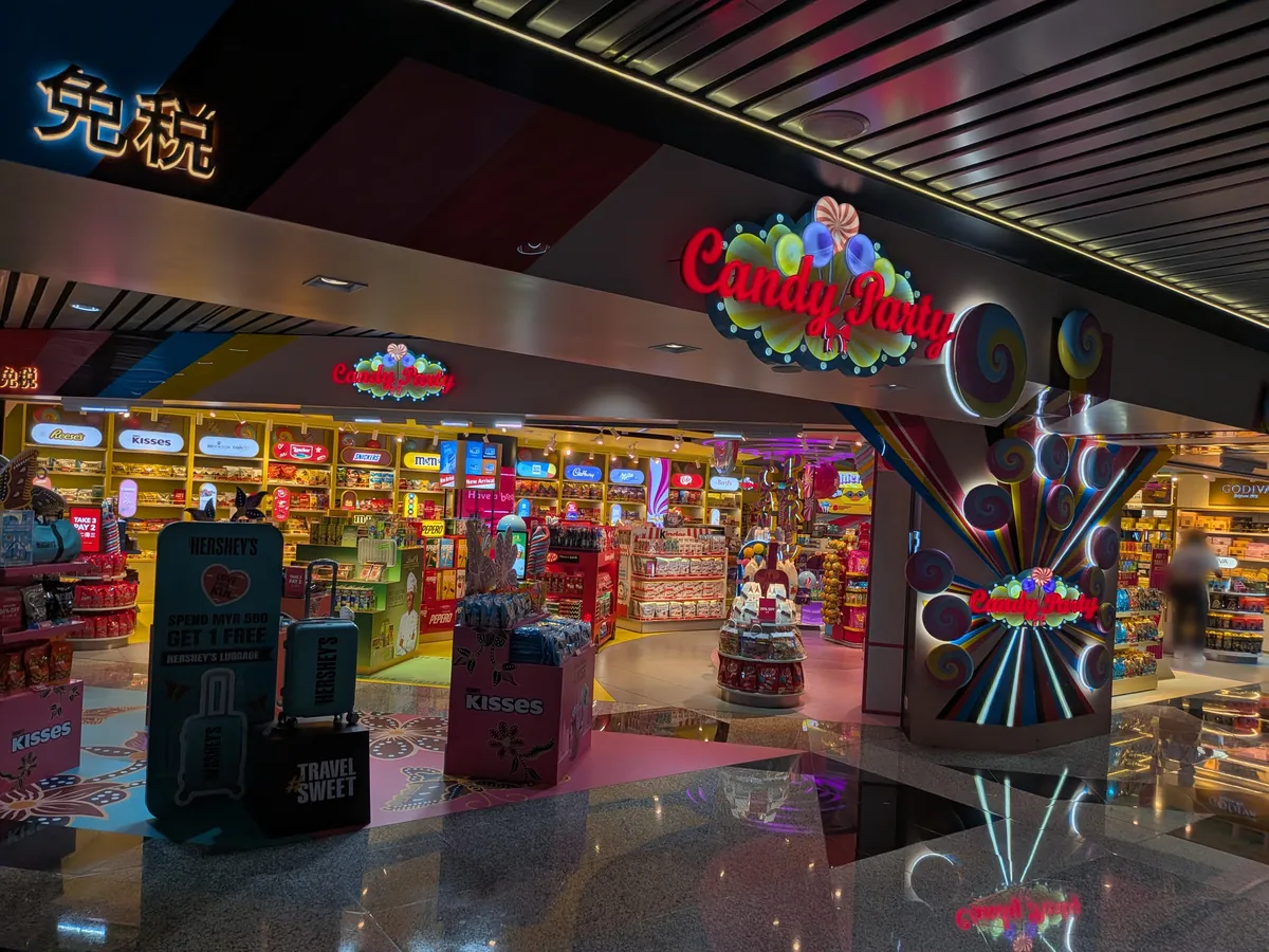 深夜も営業する免税店Candy Party。カラフルなお菓子の売り場がネオンで照らされている