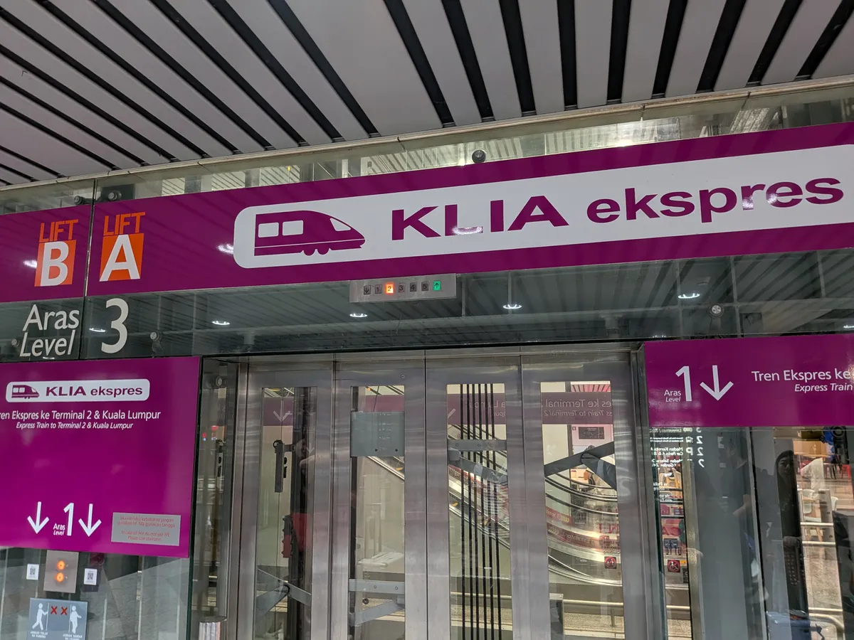 KLIA ekspresの乗り場入口。ピンクの看板に第2ターミナルとクアラルンプール行きの案内