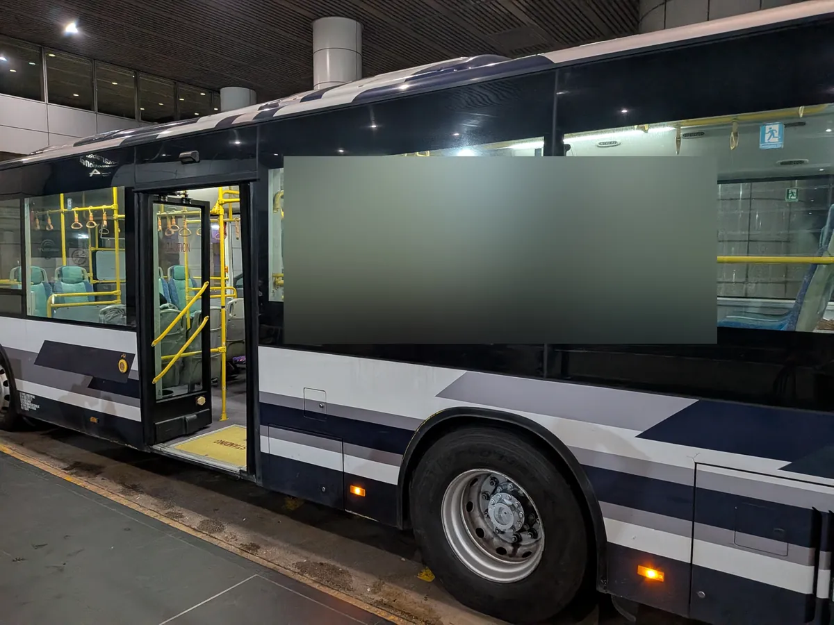 KLIAの第2ターミナル行き無料シャトルバスの車体。紺と白のカラーリング