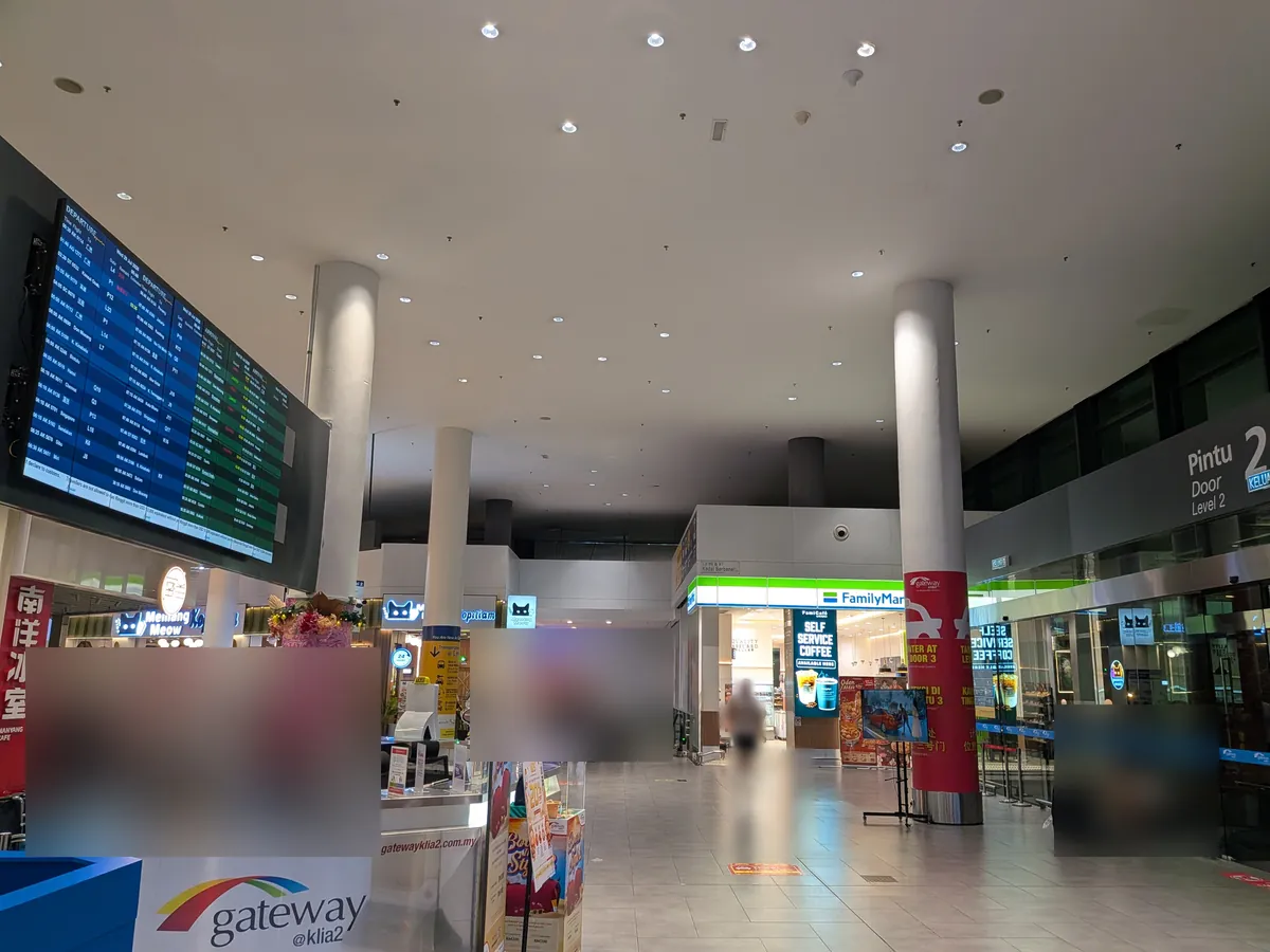 深夜のgateway@klia2の館内。フライト情報板とファミリーマートが営業している