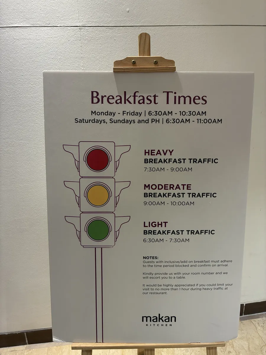 Breakfast Timesの看板。営業時間と混雑度を信号機で示している