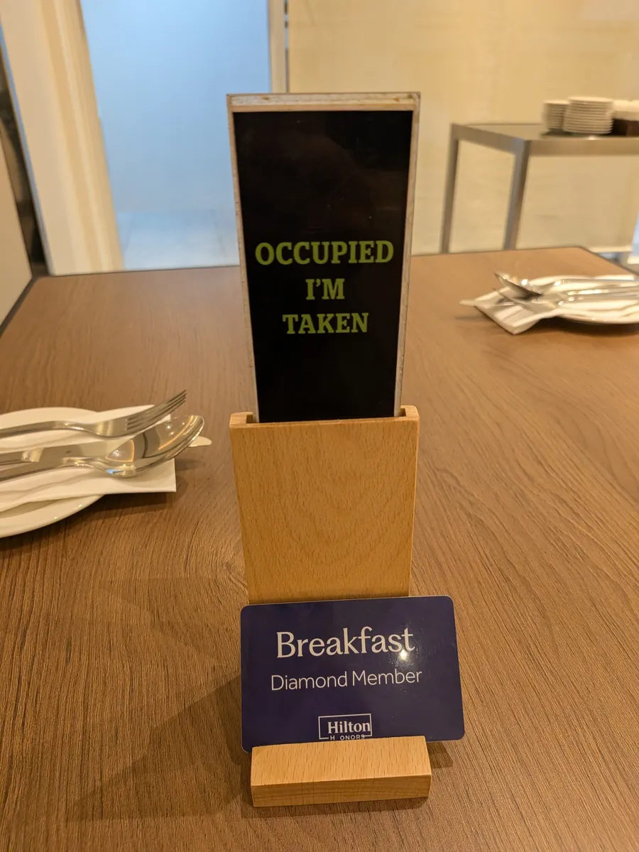 テーブルに置かれたBreakfast Diamond Memberの札とOCCUPIEDの表示