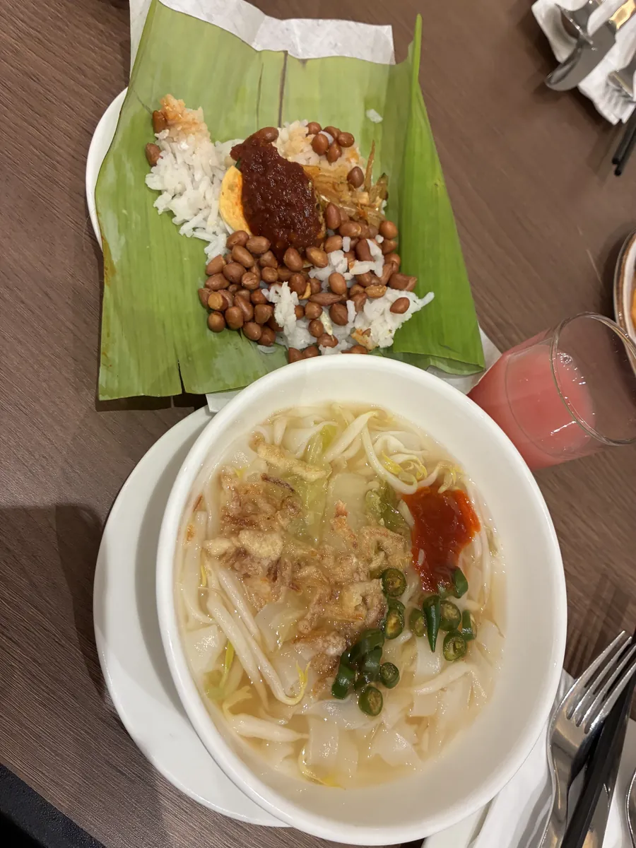 バナナの葉に盛られたナシルマッと、麺のスープ