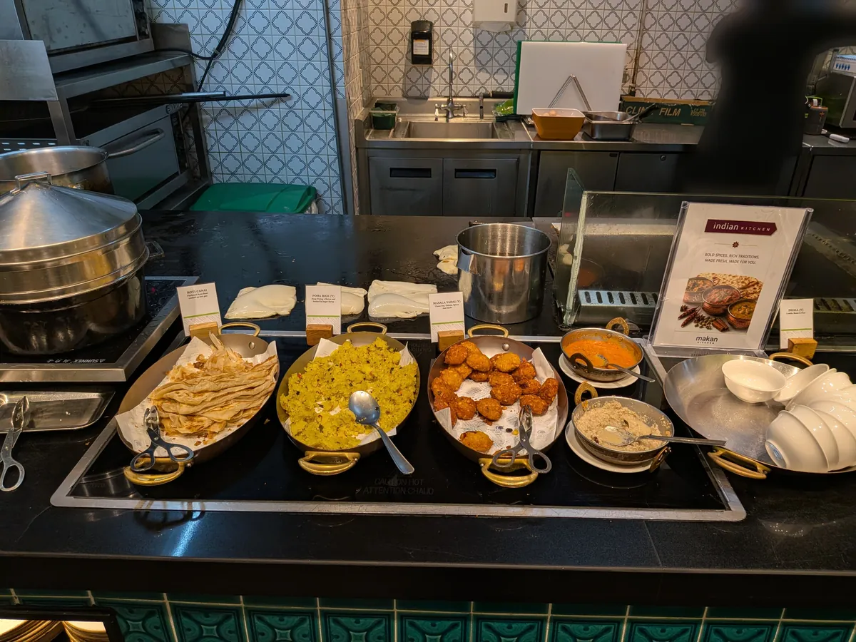 インド料理のコーナー。ロティとカレーが並ぶ