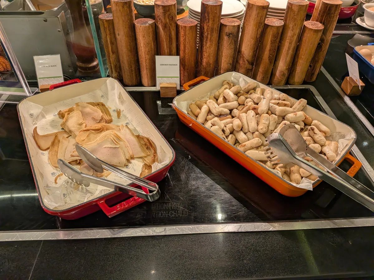 竹筒に詰めて炊いたごはんとパンが並ぶビュッフェ台