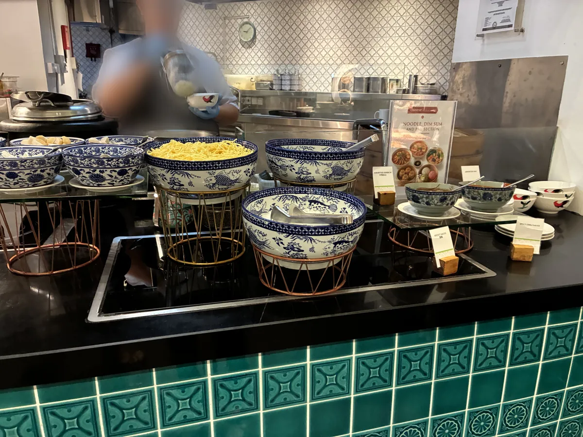 中華の点心コーナー。蒸籠と青い模様の器が並ぶ