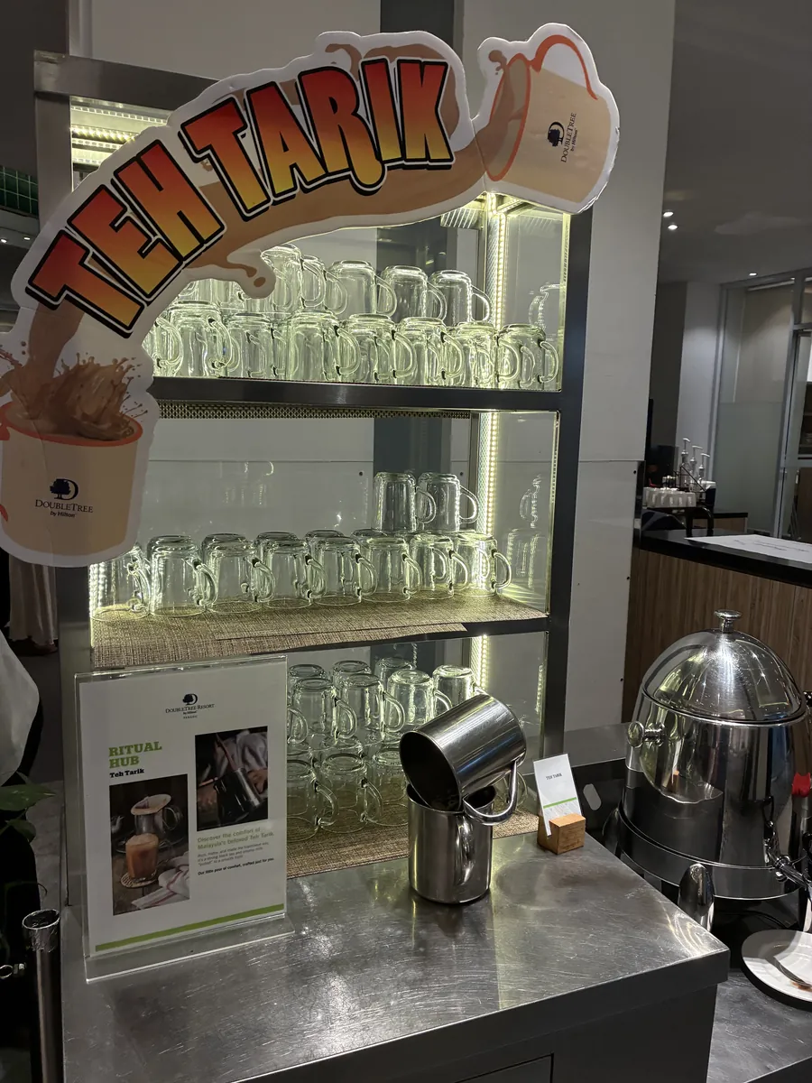 TEH TARIKのコーナー。専用グラスが棚に並ぶ