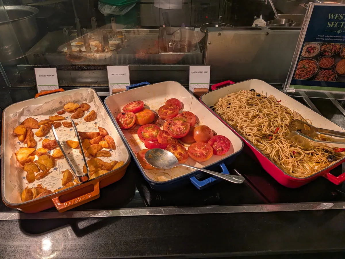 洋食コーナーの別アングル。トマトとパスタ、付け合わせ