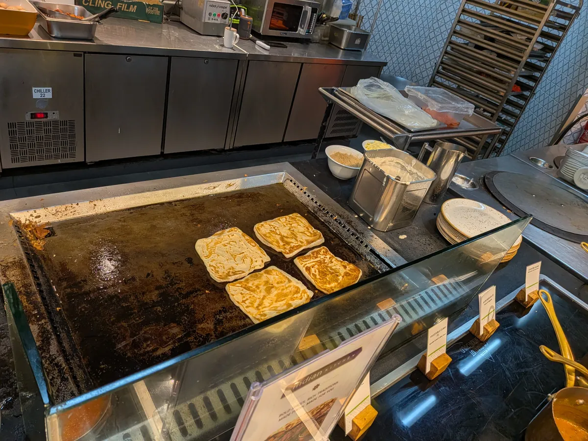 エッグステーション。鉄板でオムレツを焼いている