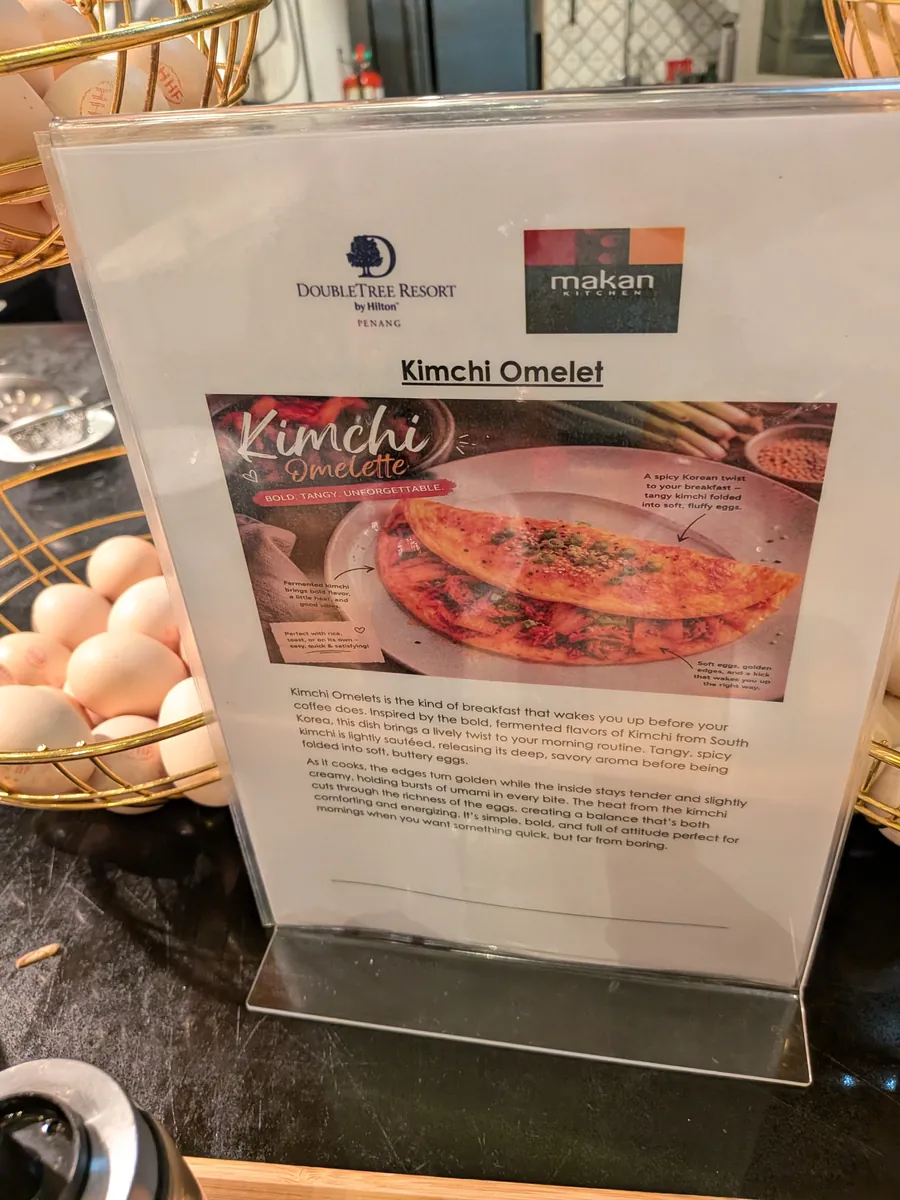 Kimchi Omeletを紹介するPOPと卵のかご