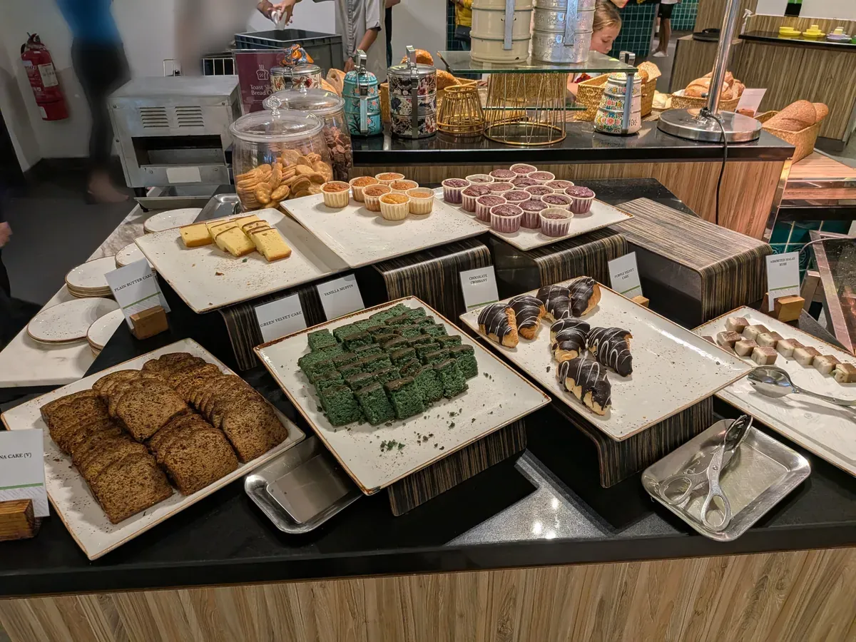 南国らしい色合いのケーキが並ぶデザートコーナー