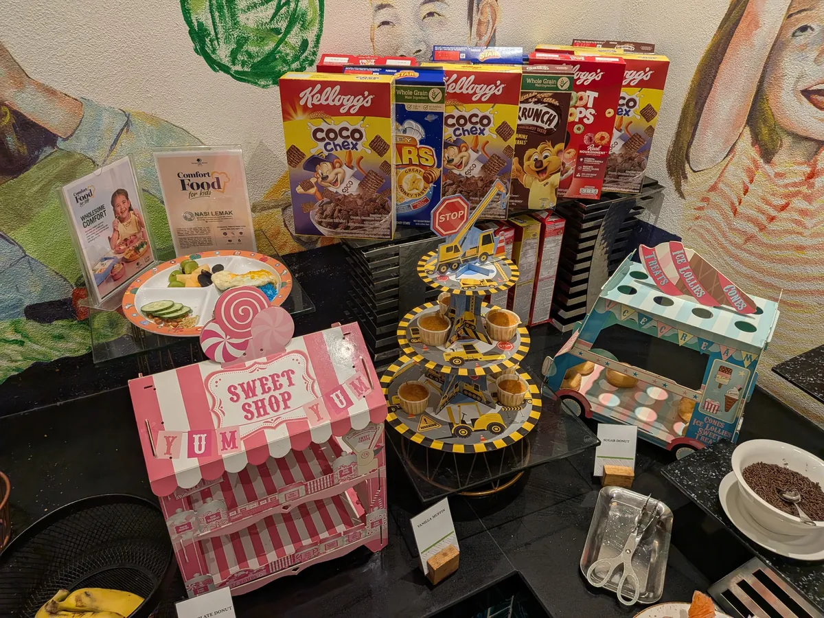 子ども向けのシリアルとSWEET SHOPと名づけられたお菓子コーナー