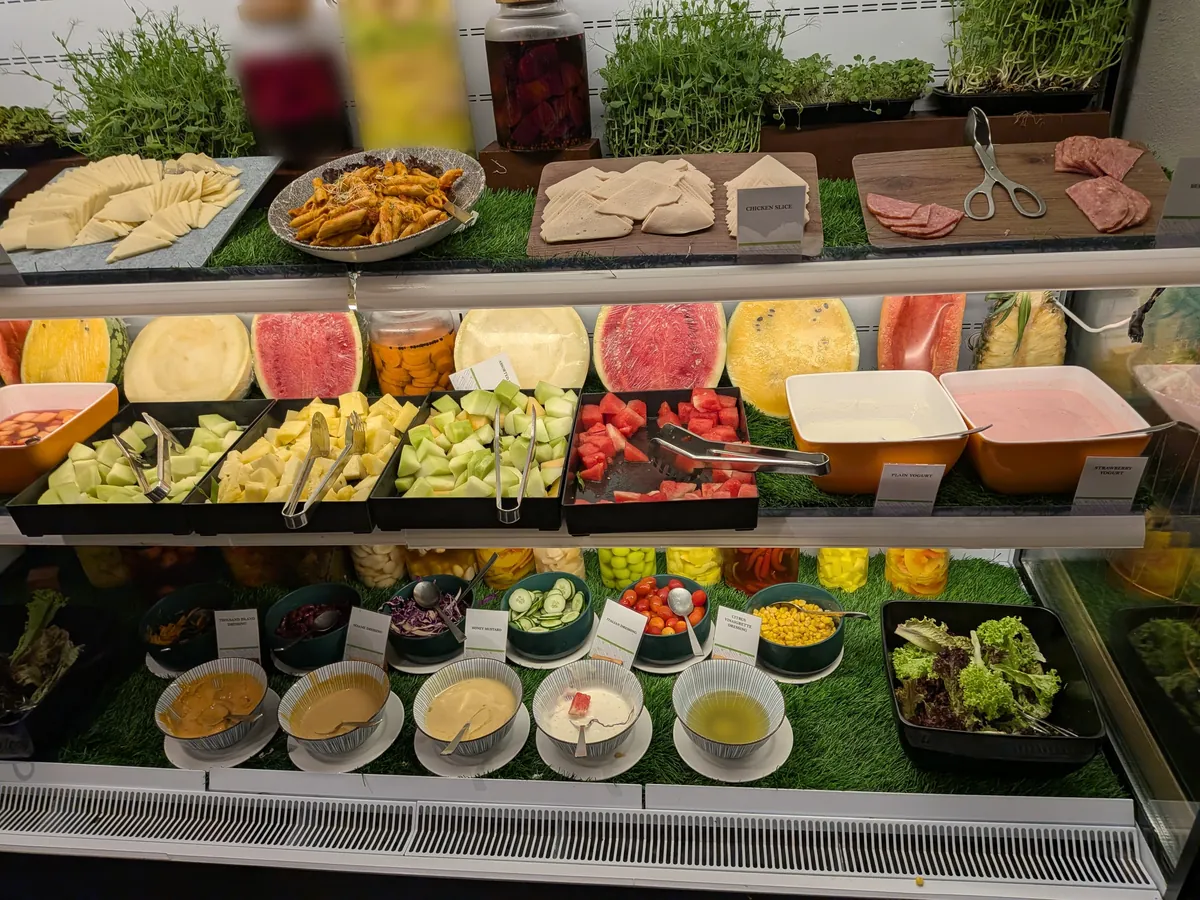 野菜とドレッシングが並ぶサラダバー